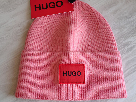 Новая женская шапка Hugo