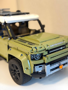 LEGO Technic 42110 Land Rover Defender (2 фото из 5)