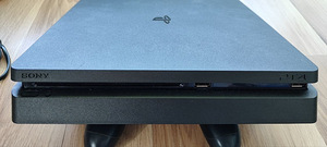 PlayStation 4 (4 foto / 4)