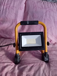 LED-prožektor (1 foto / 1)