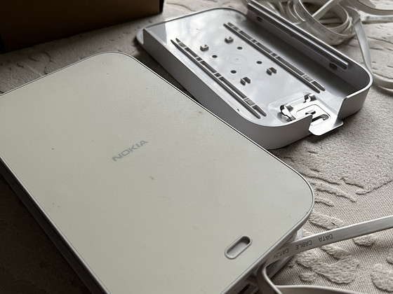 Nokia FastMile 5G väliruuter + Nokia Beacon 1.1 siseruuter