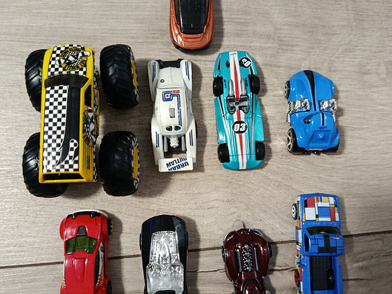 9 Hot Wheelsi autot