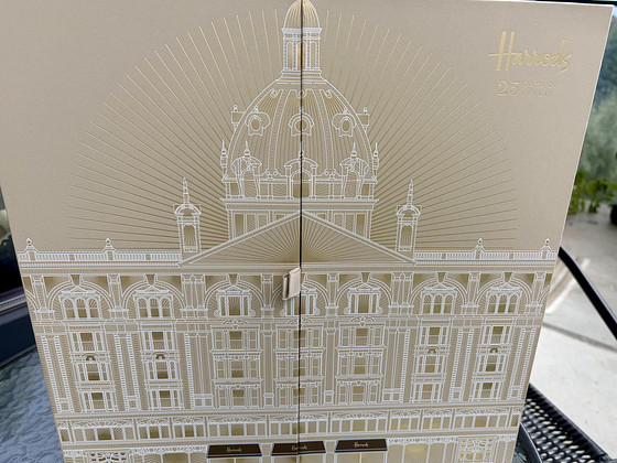 Коробка адвент-календаря косметики Harrods 2026