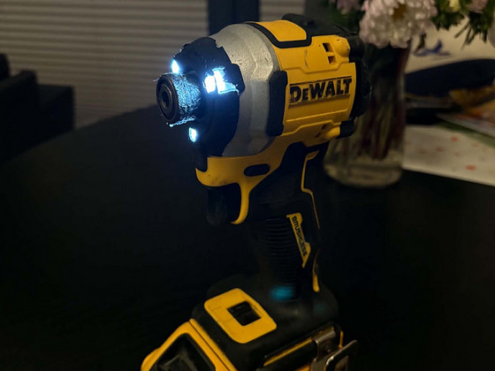 ПРОДАЁТСЯ ударный шуруповёрт Dewalt 18V XR Brushless и аккумулятор 8Ah