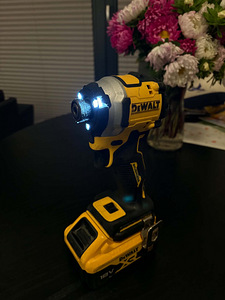 MÜÜA Dewalt 18V XR Brushless löökkruvikeeraja ja 8Ah Aku (1 foto / 2)