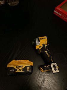 MÜÜA Dewalt 18V XR Brushless löökkruvikeeraja ja 8Ah Aku (2 foto / 2)