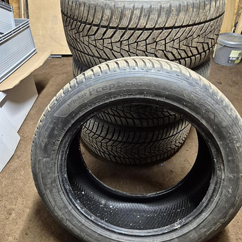 Hankook 285/45 R19 — 2 шт. и 255/50 R19 — 2 шт. нешипованные зимние шины