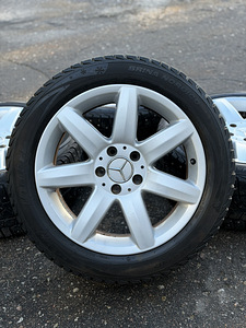 17" оригинальные диски Mercedes-Benz 5x112 + шипованные шины 245/45 (1 фото из 8)
