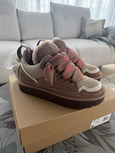 Женские кроссовки UGG (1 фото из 4)