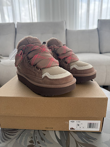 Женские кроссовки UGG (2 фото из 4)
