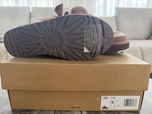 Женские кроссовки UGG (3 фото из 4)