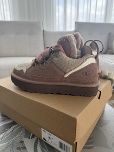 Женские кроссовки UGG (4 фото из 4)