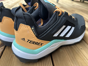 Adidas jalatsid 38 2/3 (1 foto / 4)