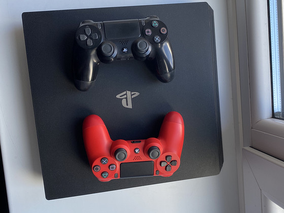 Müüa PS4 Pro + 2 pulti (hind on läbiräägitav)