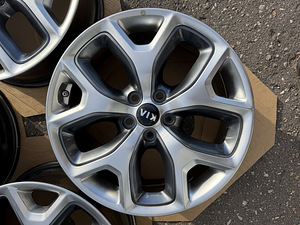 19" Kia originaalveljed 5x114,3 + andurid (5 foto / 9)