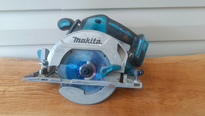 Makita DHS680 (1 foto / 2)