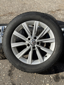 17" Volkswagen originaalveljed 5x112 + 215/60/17 talverehvid (1 foto / 8)