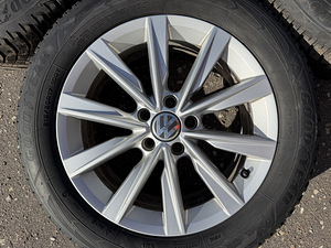 17" Volkswagen originaalveljed 5x112 + 215/60/17 talverehvid (6 foto / 8)