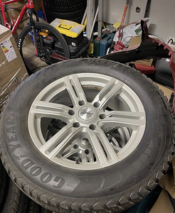 M: Toyota зимние колёса 6x139.7 Goodyear (1 фото из 2)