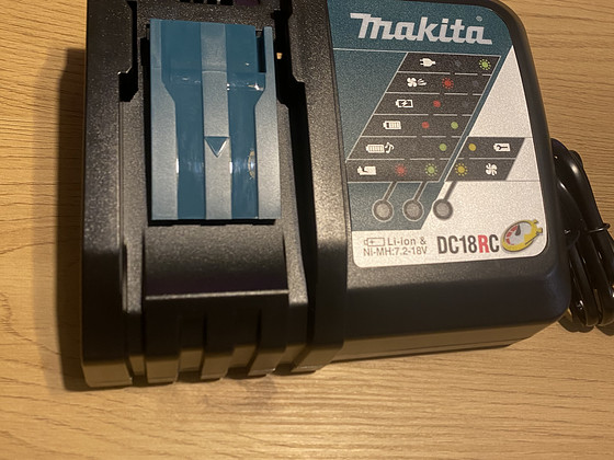 Новое зарядное устройство Makita