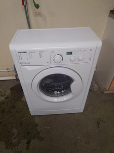 Kitsas pesumasin Indesit 30sm (1 foto / 6)