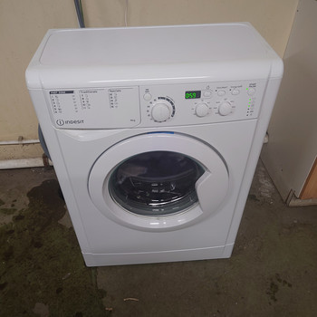 Kitsas pesumasin Indesit 30sm