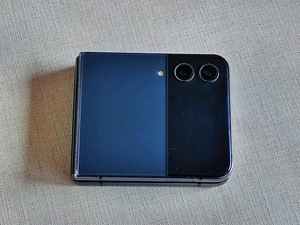 Samsung galaxy Z flip 4 256 Гб (1 фото из 4)