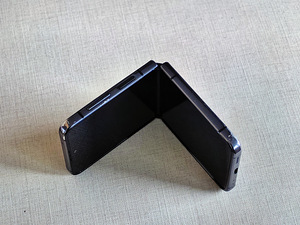 Samsung galaxy Z flip 4 256 Гб (2 фото из 4)