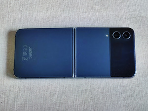Samsung galaxy Z flip 4 256 Гб (3 фото из 4)