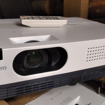 Müüa 3 Sanyio projektorit