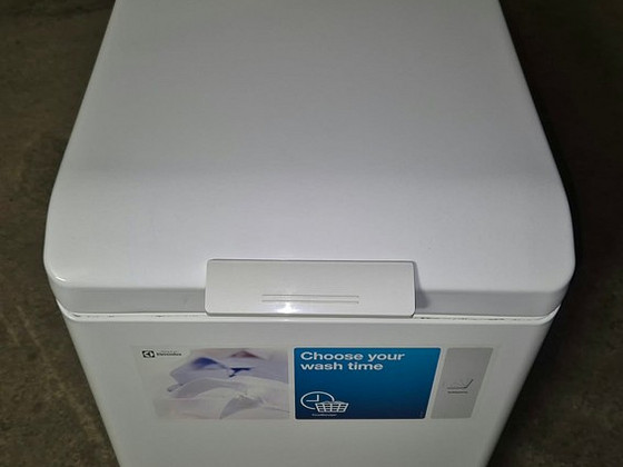 Стиральная машина Electrolux EWT1066EDW 6 кг 1000 об/мин