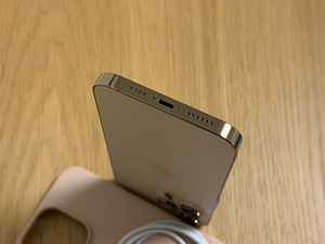 Apple iPhone 14 Pro Max Gold 128GB v heas korras (5 foto / 9)