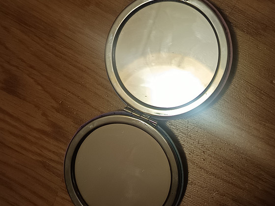 Ilus väike peegel.