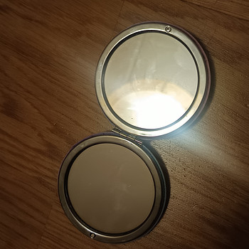 Ilus väike peegel.