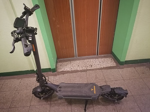Электро самокат и зарядное устройство (2 фото из 6)