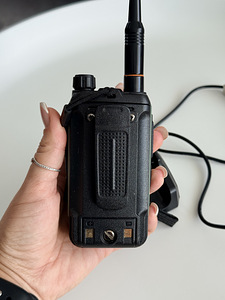 Kahe sagedusalaga (VHF/UHF) Baofeng raadiojaam ja laadija (5 foto / 6)