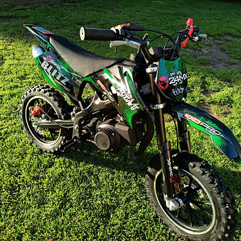 Детический кроссовый мотоцикл KXD BLITZ PRO 24 MX + кроссовый шлем
