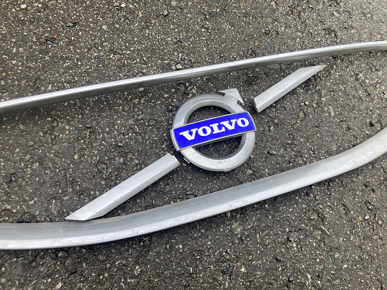 Решётка радиатора и эмблема Volvo C30