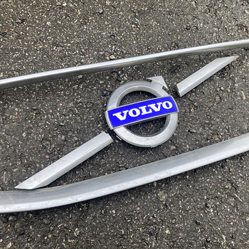 Volvo C30 iluvõre ja embleem