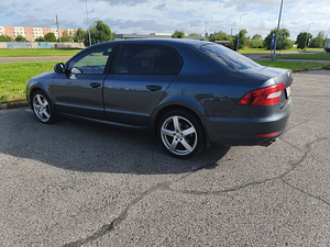 Skoda Superb (9 фото из 13)