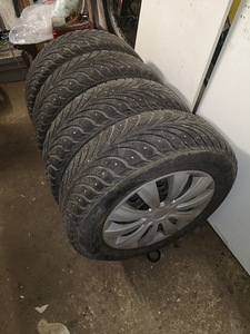 Goodyear Ultragrip 195/65 R15 plekkvelgedel VW (1 foto / 4)