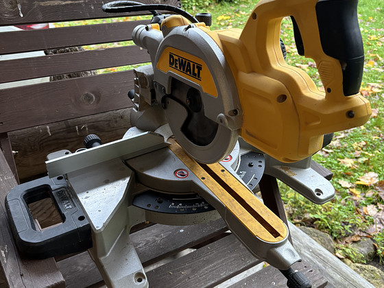 Угловая пила DeWalt