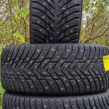 Naastrehvid / 245 45 19 / Nokian Hakkapeliitta 8