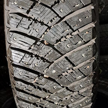 Naastrehvid / 195 65 15 / Goodyear