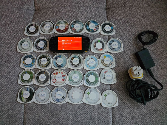 Suur Sony PSP komplekt – konsool + 24 mängu + 4 filmi