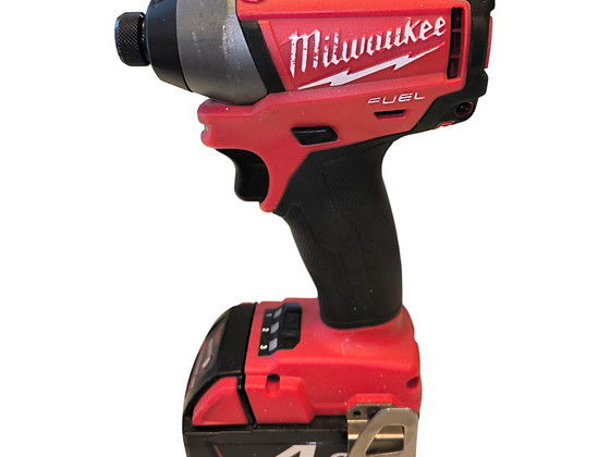 Аккумуляторный шуруповерт Milwaukee M18 CID P02