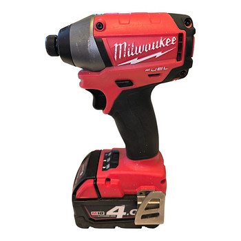 Аккумуляторный шуруповерт Milwaukee M18 CID P02