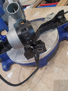 Торцовочная пила Metabo KS 210 Lasercut (4 фото из 7)