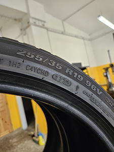 255 35 R 19 Kumho WinterCraft WP72 (3 фото из 4)
