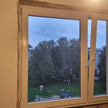 Annan ära akna. Horisontaalne 151 cm, vertikaalne 132 cm.